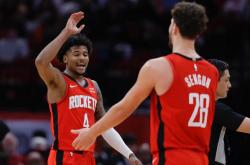 开云体育-包含季后赛老将的神勇发挥火箭的三分球绝杀惊呆全场的词条