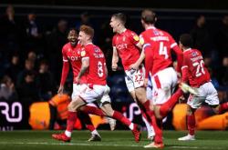 开云体育平台APP-包含利兹联全队团结一心，斩获胜利领跑的词条