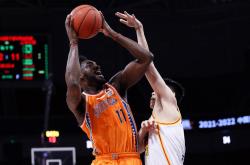 开云体育APP下载-鹈鹕横扫上海队，王哲林刷新纪录