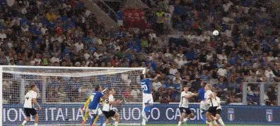 欧预赛比赛强对决,球队全力备战争夺冠军荣誉 欧预赛比赛强对决,球队全力备战争夺冠军荣誉