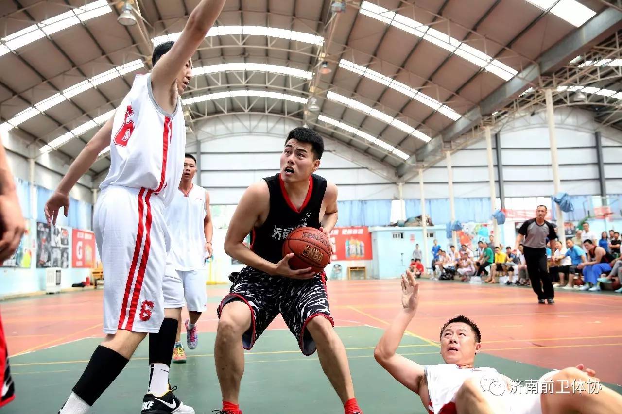 篮球比赛中出现悬疑情节意外发生