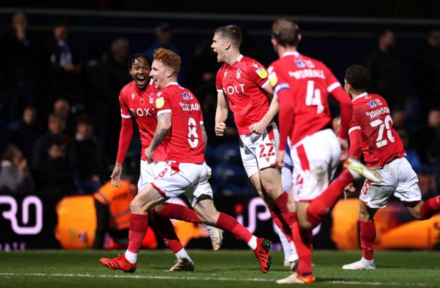 包含利兹联全队团结一心,斩获胜利领跑的词条 包含利兹联全队团结一心,斩获胜利领跑的词条