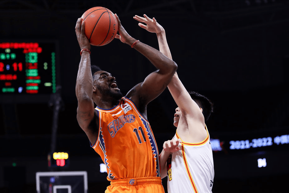 鹈鹕横扫上海队，王哲林刷新纪录